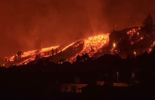 Lava flows approach houses as the Mount Cumbre Vieja erupts in El Paso (Photo: DESIREE MARTIN/AFP via Getty Images)