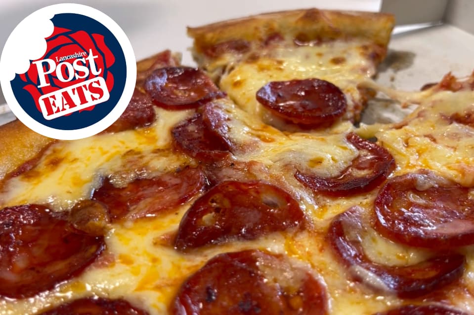 Diese authentische Pizza aus einem traditionellen britischen Pub im Herzen ...
