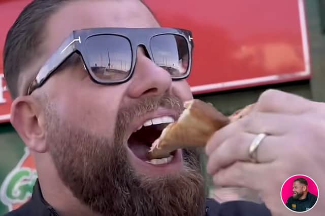 Matthew Binge of Food Review Club trying Gizmo's pizza