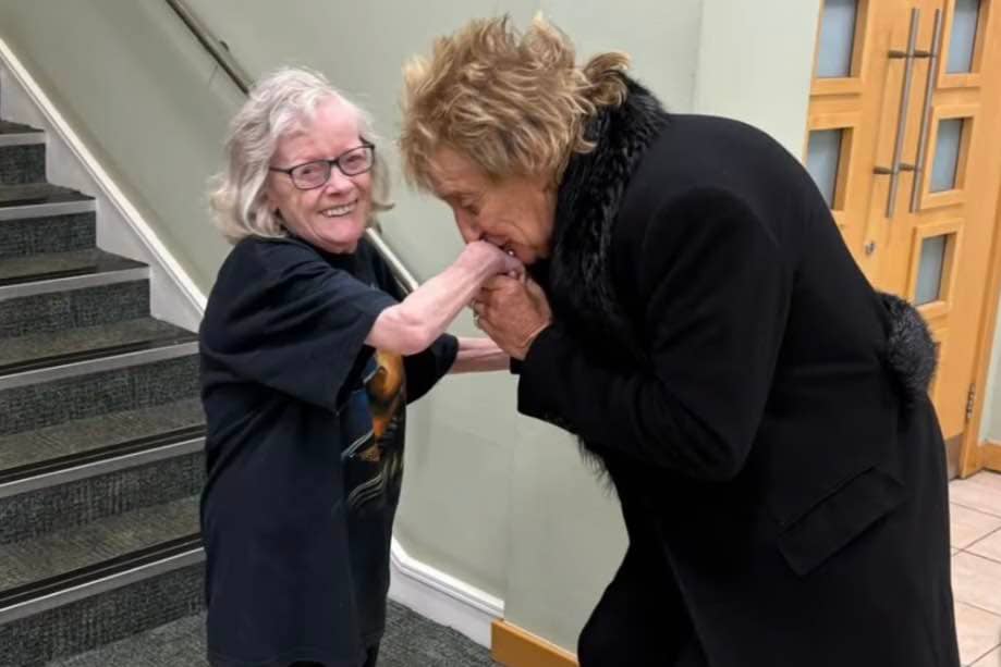 Rod Stewart dances with superfan during surprise hospital visit 