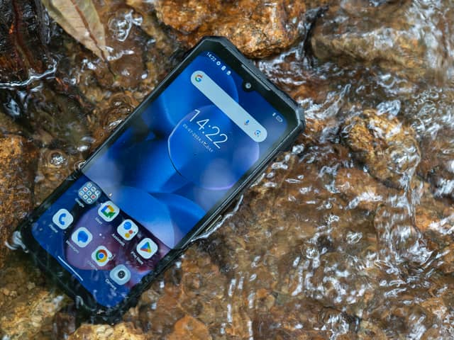 The Doogee S200 has amazing waterproofing and shock-proofing capabilities