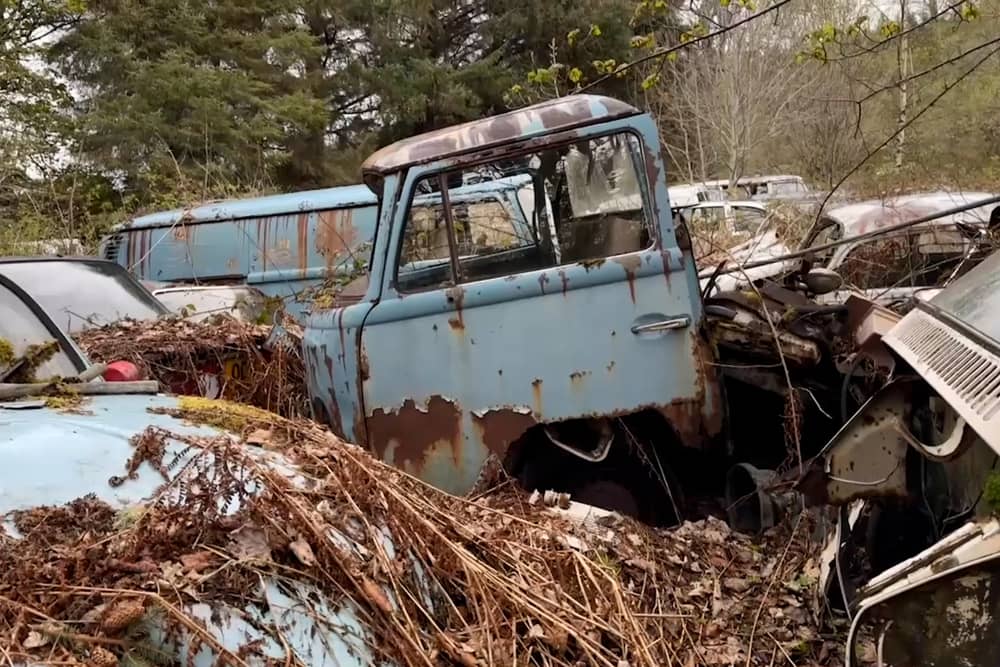 Old and rusted vehicles 