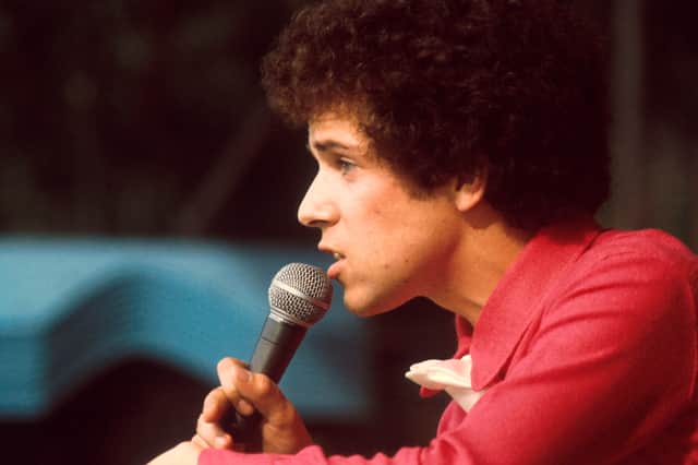 Leo Sayer performs on a TV show circa 1974. (Photo by Michael Putland/Getty Images)