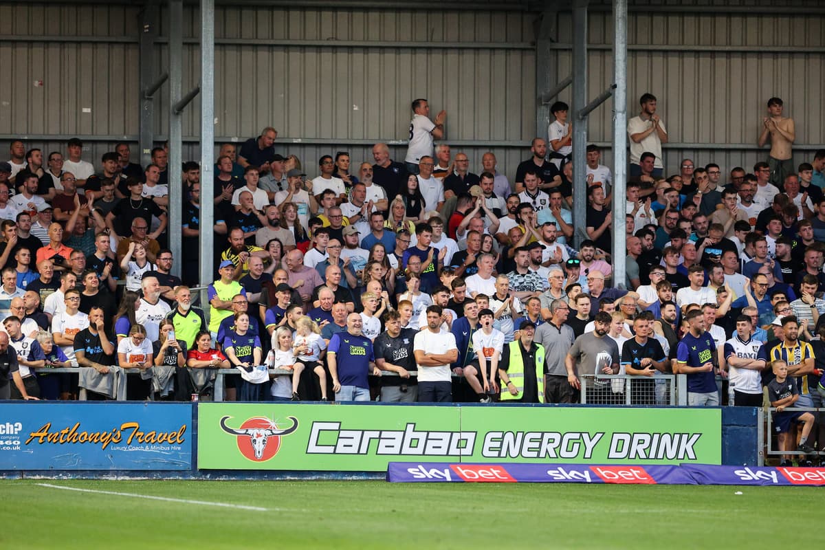 22 Fotos der Fans von Preston North End in Barrow mit 938 Zuschauern im ...