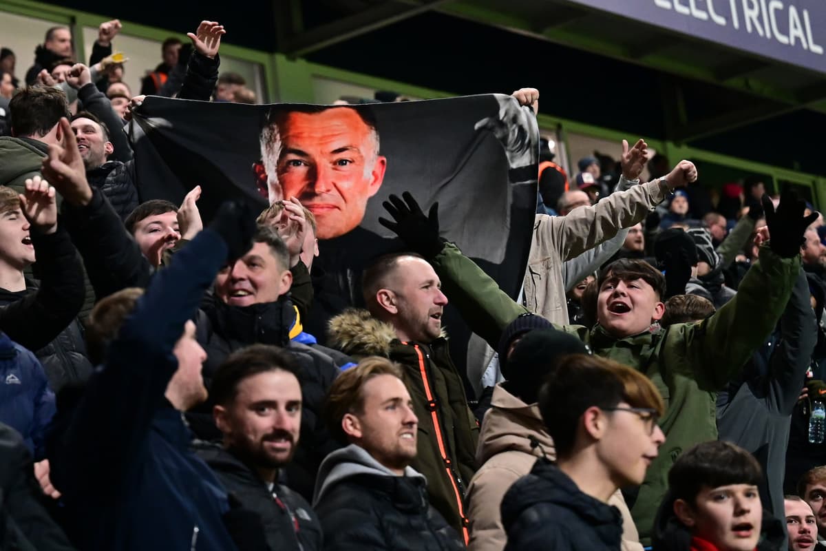 21 Fotos der Preston North End-Fans, als 21.635 im Deepdale-Stadion die ...