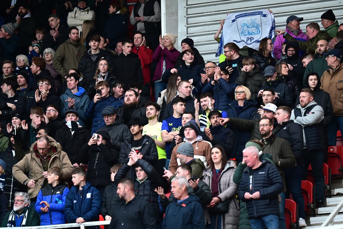19 Fotos der Preston North End-Fans, als fast 2.000 die schmerzhafte ...