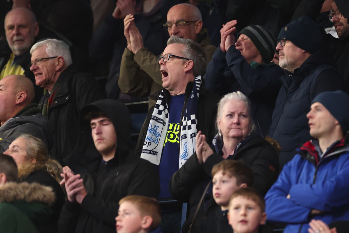 45 fantastische Fotos von 640 treuen Preston North End-Fans an der Portman ...