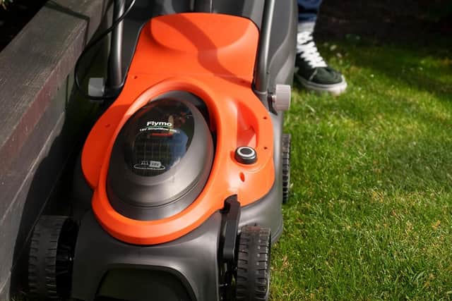 Clever grass combs ensure the mower cuts right to the edge