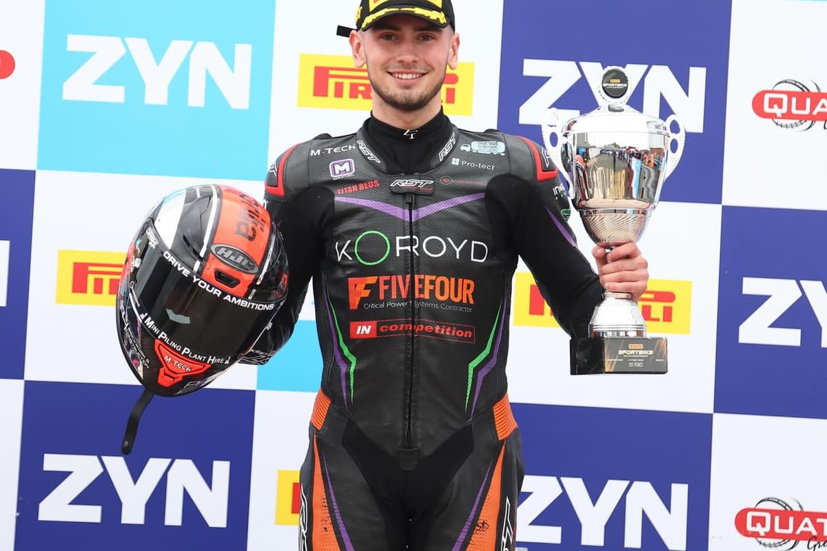 Leylands Sprinter Alfie Davison feiert Doppelsieg.