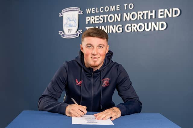 Alfie Devine signs