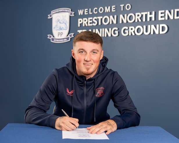 Alfie Devine signs