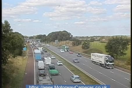 Ein Unfall auf der M6 führt zu einem Verkehrschaos, Rettungskräfte sind ...