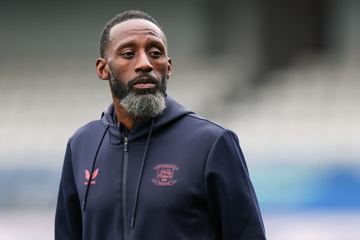 Reaktion von Jason Euell, als Preston North End eine Zwei-Tore-Führung ...