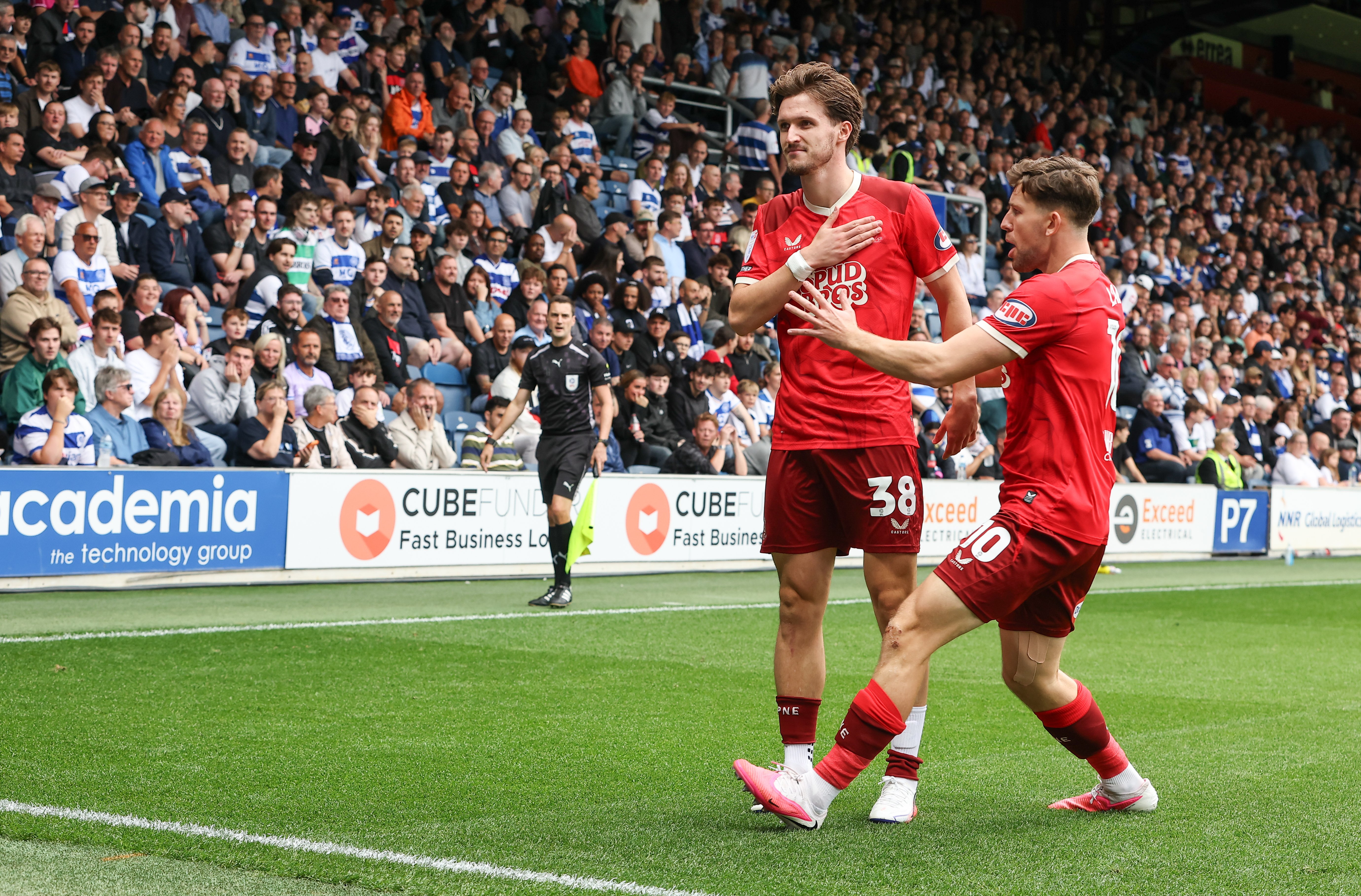 Johnny Kennys Reaktion auf seine ersten beiden Tore für Preston North End ...