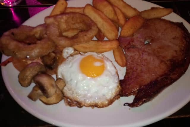 Gammon with egg, mushrooms, tomato, battered onion rings and chips