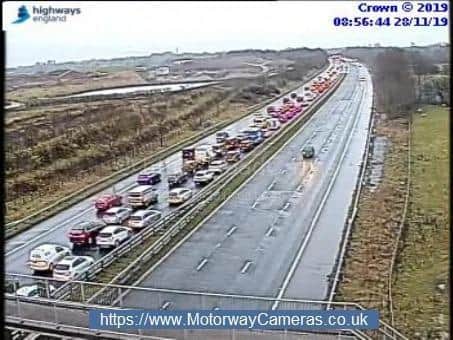 The M55 eastbound link to the M6 Southbound at J1 (Preston #Garstang) has been reduced to 1 lane after a crash this morning