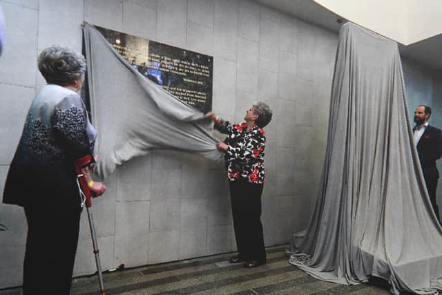 Lady Milena unveiling a plaque in Prague.