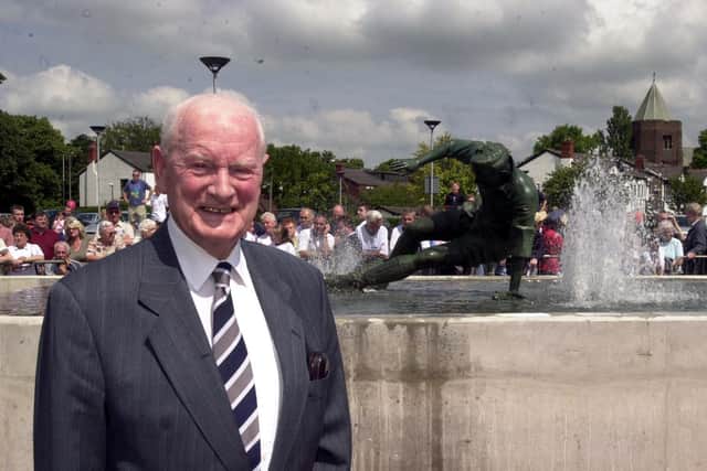 Sir Tom Finney at the official opening of the Splash statue outside Deepdale in 2004