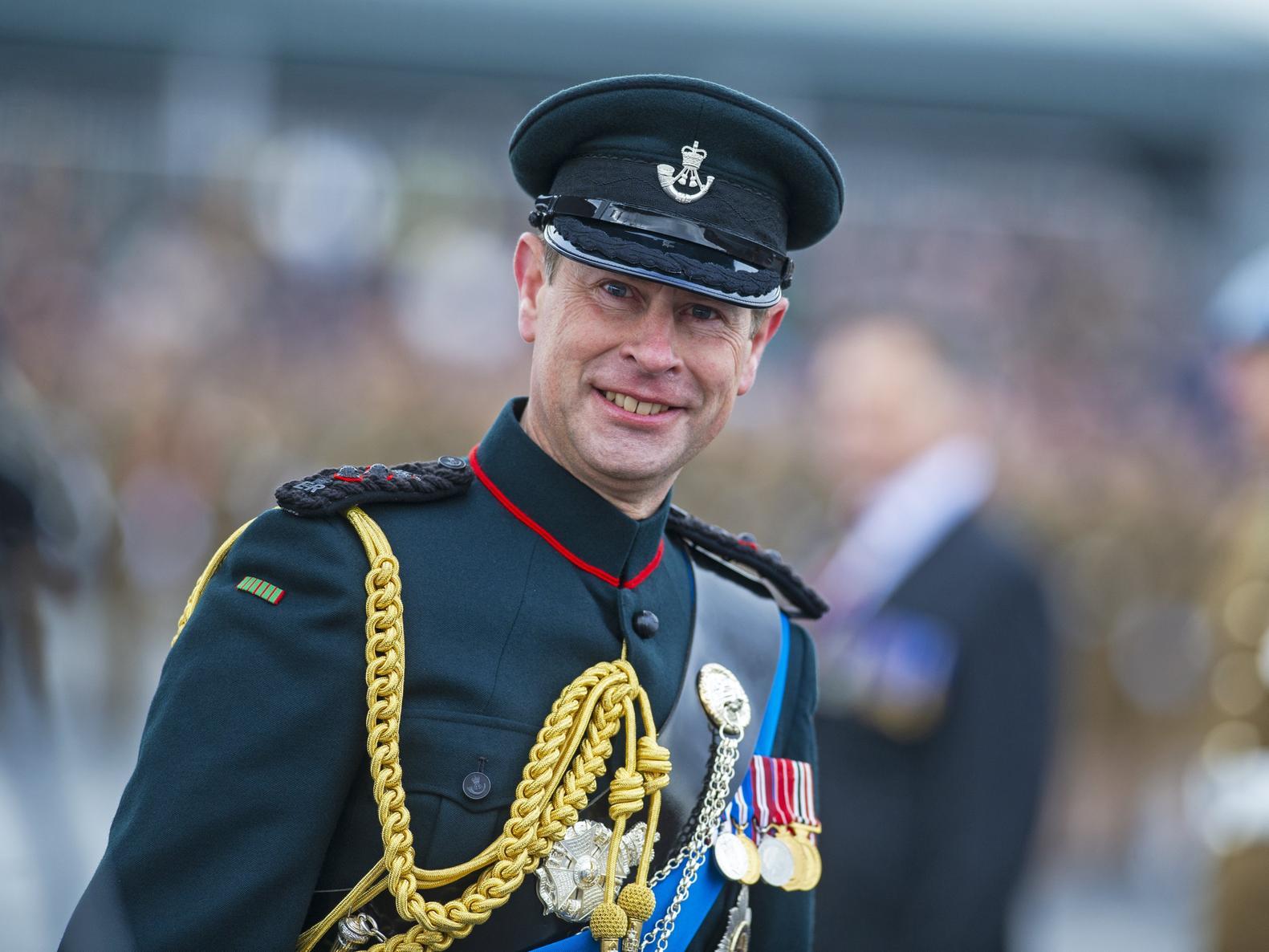 Prince Edward presents youngsters with Duke of Edinburgh ...