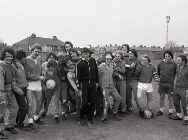 Nobby Stiles and Alan Kelly with the Preston North End squad in 1978