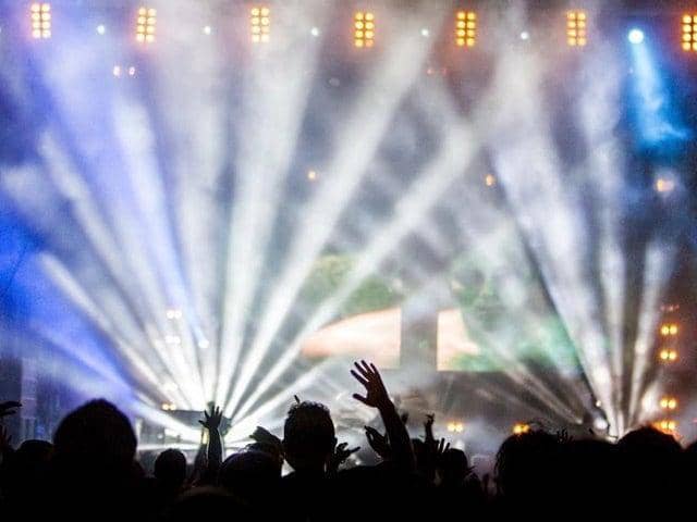Do you think nightclubs should be allowed to reopen?