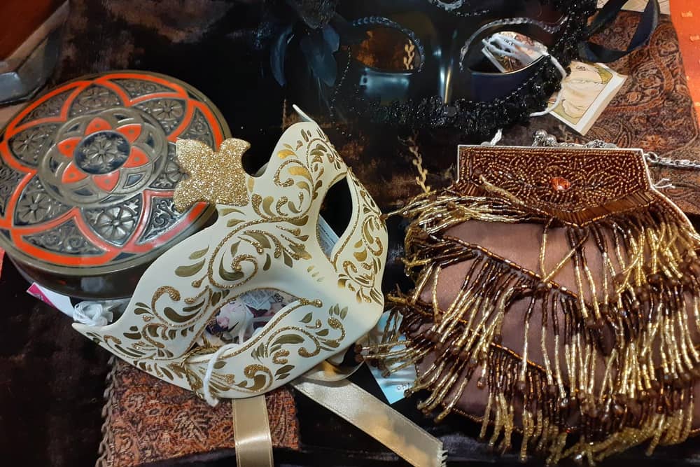 Masks and glamorous accessories for a night at the theatre