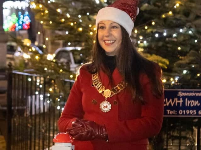 Mayor Coun Elizabeth Webster prepares to switch on the Garstang Christmas lights
(photo Michael Coleran)