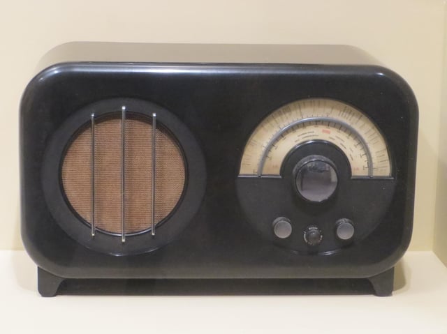 This attractive 1934 AC85 radio is 90 pounds