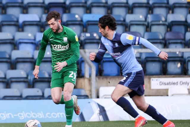 Tom Barkhuizen breaks away from Wanderers’ Joe Jacobson