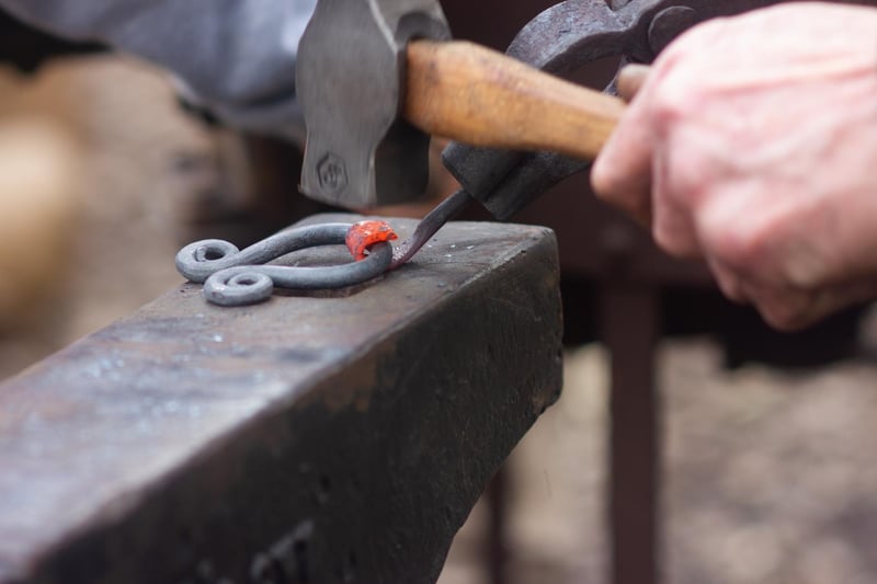 Gary the blacksmith showed the pupils how a variety of items are made, photo: Gert Schepens.