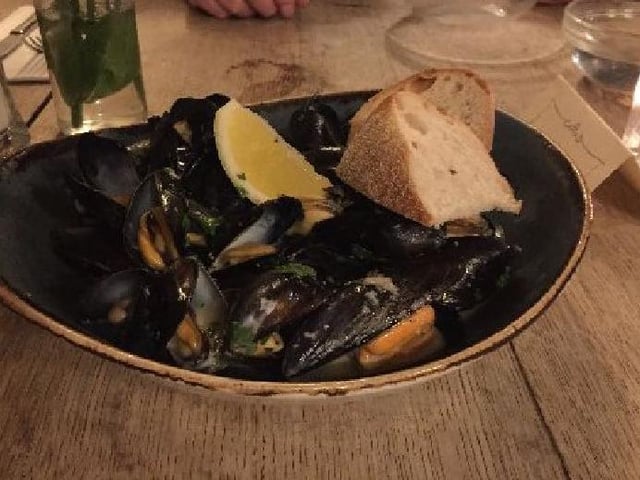 Mussels in wine and cream