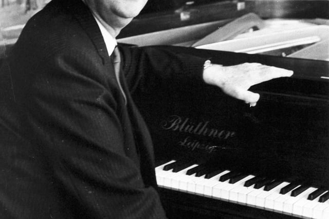 Harrogate, 6th July 1972

Pianist Piano

Clarry Wilson  ........... still playing "Palm Court" style in Harrogate.