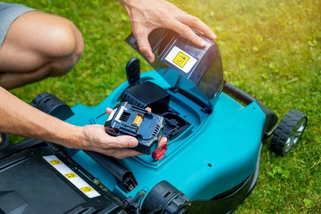 We still urge caution around battery powered. Yes, they are a good option for smaller gardens and they are getting more and more effective in terms of battery life but if yours dies on you before you've done the job, you're going to be stuck with a half cut lawn - unless you have multiple batteries on charge.