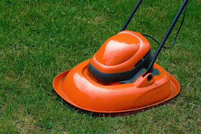 Very popular with people with smaller patches to cut and a firm favourite with those of us who like to glide around with ease and aren't worried about the faff of those stripes up and down the lawn. An excellent choice for anyone who needs help with lifting and straining.