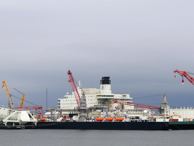 Avec une longueur de 382 mètres (1 253 pieds) et une largeur de 124 mètres (407 pieds), le Pioneering Spirit est le plus grand navire du monde en tonnage brut.  Pic: kees déchiré / Creative Commons