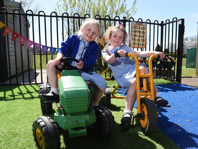 Florence and Amber race in the outdoor area, photo: Neil Cross.