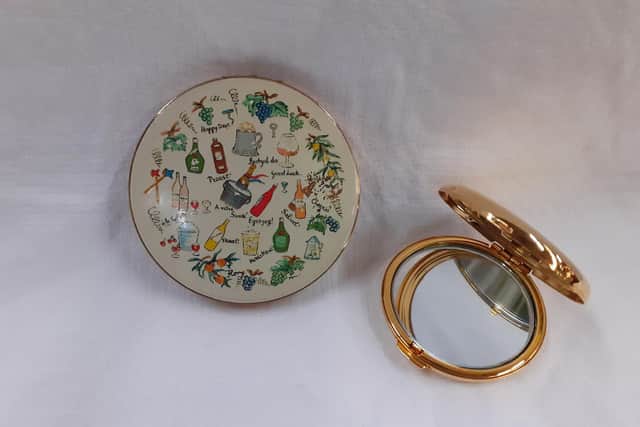 This Stratton compact is in virtually mint condition, complete with original powder and puff applicator