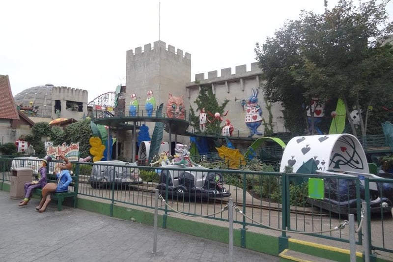 Join Alice on this fantasy ride which transports riders through the looking glass into Alice’s Wonderland. See all your favourite characters from Lewis Carroll’s story like the White Rabbit.