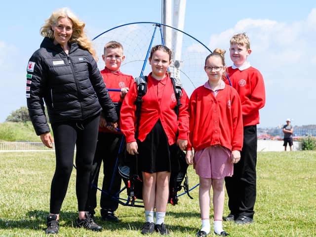 Sacha Dench the Human Swan with year five pupils from Rylands Primary School and the paramotor (l-r) Leon Lowther, Lillie Rose Watt, Destiny Louis,
Jacob Pinder. Photo: Kelvin Stuttard