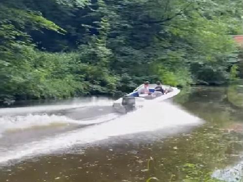 Canal user Andrew Lucas caught the speeding boaters on his phone. Credit: Andrew Lucas
