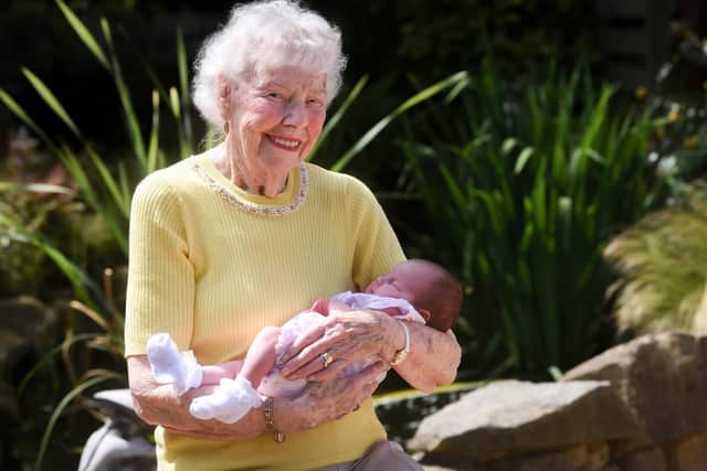 Joyce Swift, 95, meets her newborn great-great-grandaughter Romi Isabella for the first time. Pic: Daniel Martino/JPI Media