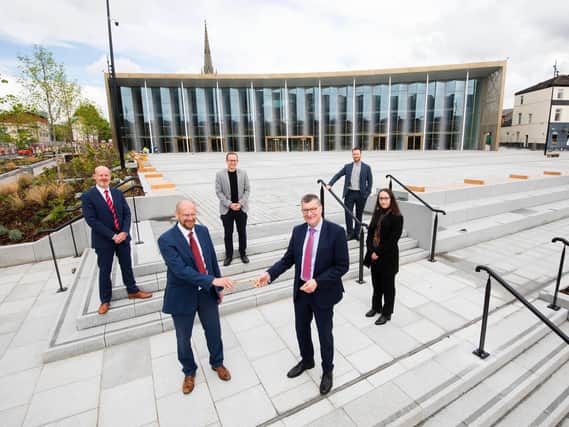 David Maiden, AECOM Associate Director, Paul Sykes, NW Regional Director, Bowmer + Kirkland, Steve Merridew, BDP Engineering Director, UCLan Vice-Chancellor Professor Graham Baldwin, James Thomson, Project Associate, Hawkins\Brown and UCLan Students’ Union President Zuleikha Chi.