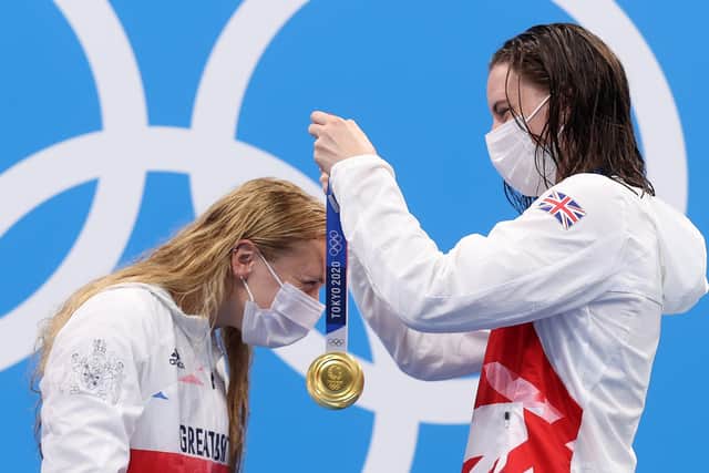 Kathleen Dawson of Team GB (right) places the gold medal around Anna Hopkin’s neck (Getty Images)