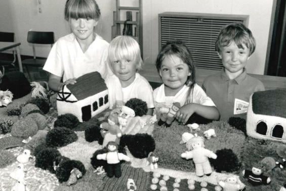 Walton Grove School receives a knitted farm. Published in the Wakefield Express 30.6.1989.