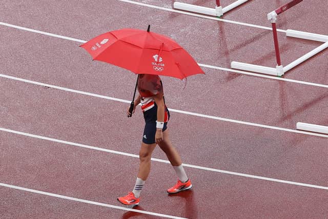 Holly Bradshaw takes shelter under an umbrella in Tokyo (Getty Images)