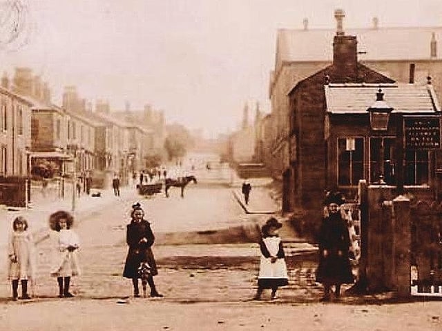 The Berry Lane crossing by the Longridge Station
