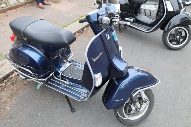A 12-scooter escort was held through Worthing to remember the life of well-known mod Rob Melville. SUS-220127-115712001