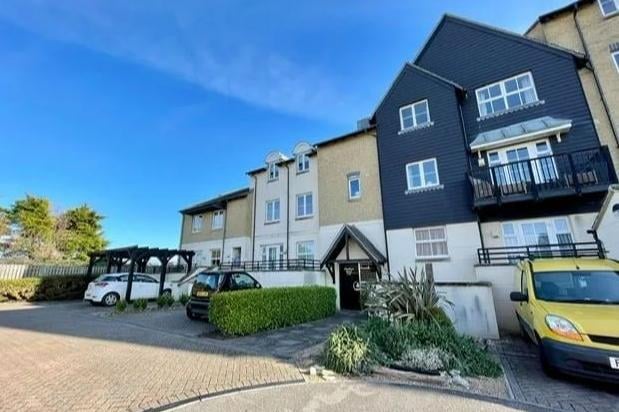 Two bedroom apartement in Chatham Green, Sovereign Harbour, on the market for  £335,000 SUS-220215-092831001
