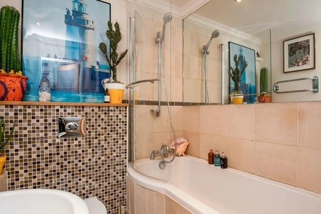 The stylish fitted bathroom SUS-220314-085852001