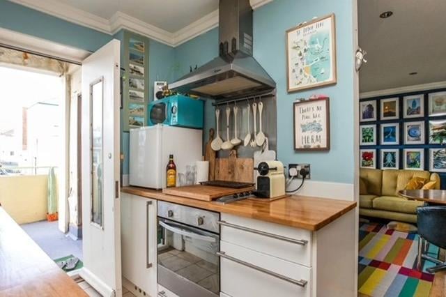 The kitchen has an electric cooker and hood SUS-220314-085932001